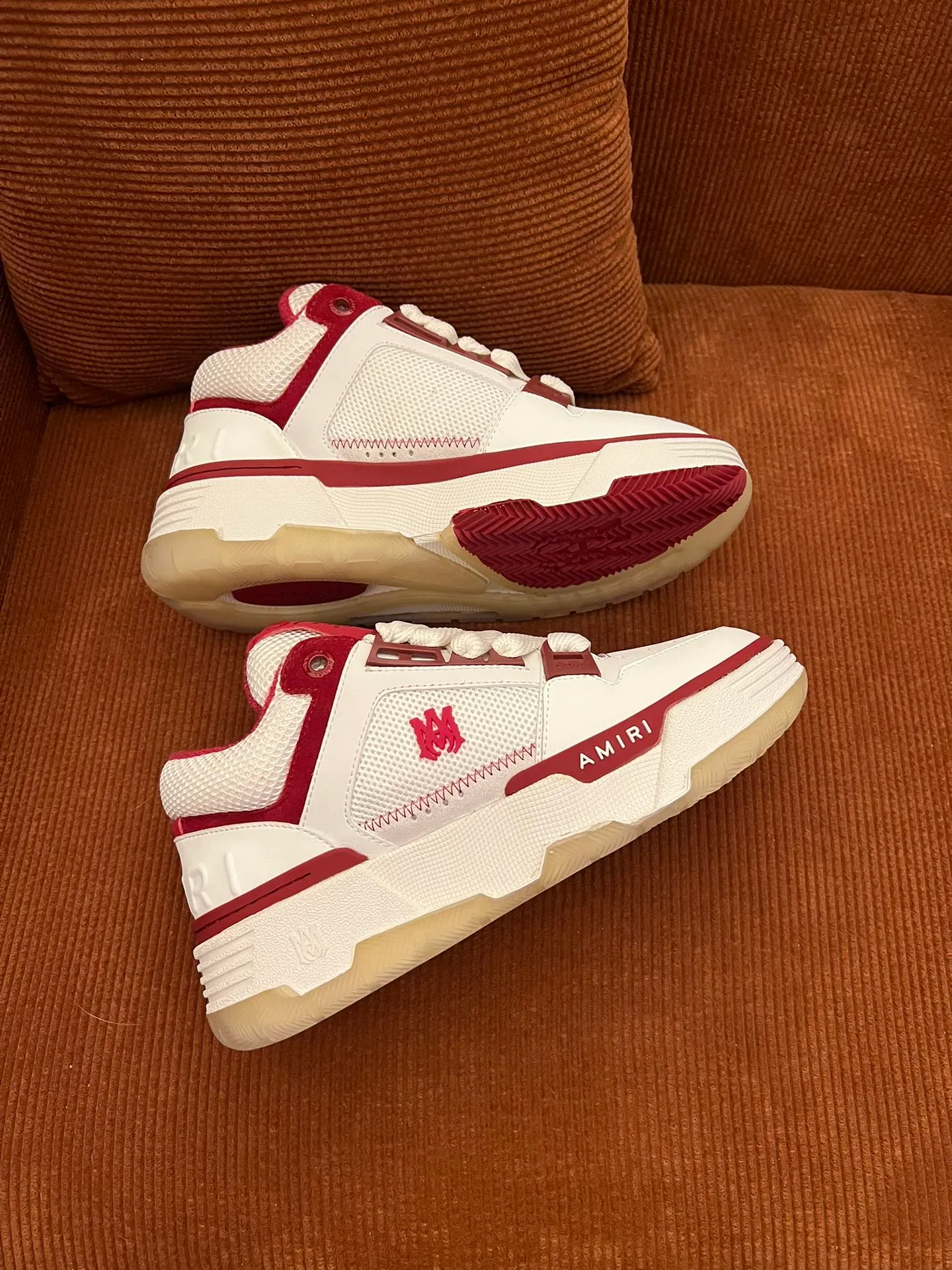 p620💰Men's shoes Amiri Emile's 2023 spring and summer new MA-1 bread shoes, couple models, casual sports shoes, sneakers Amiri gave up the rock punk style in the new season and used a large number of unsaturated colors, Morandi tones, whether you see or wear them, it will make people very happy. The large tongue of the bread shoes continues, shortens the length of the shoe body, thickens the midsole, and the toe part is more rounded. Amiri's brand letters and MA logo appear on the side of the shoe. Fabric: Original customized imported first-layer cowhide + mesh. Lining: Original customized breathable towel lining. Outsole. Foam combination material. Bottom thickness: 4CM. Size: Men's 39-45